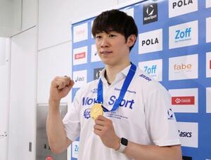 イタリアから帰国し、欧州CLで優勝したメダルを手にするバレーボール男子の石川祐希=25日、成田空港