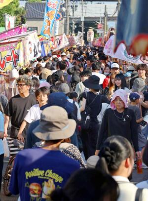 多くの人でにぎわった蒲原まつり=30日、新潟市中央区