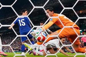 サッカーW杯1次リーグ、チュニジア戦の前半、先制ゴールを決める鎌田大地(15)=20日、モンテレイ(共同)