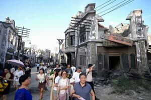 映画「南京写真館」の撮影所を訪れた人たち=8月、中国上海市(共同)