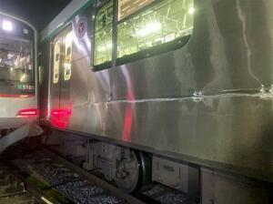 接触した東急田園都市線の車両側面=6日午前(東急電鉄提供)