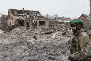 　ウクライナ東部ドネツク州コンスタンチノフカで破壊された住宅の前に立つ兵士＝２０２５年１２月３１日（ゲッティ＝共同）