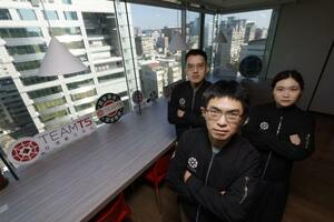 　台湾のサイバーセキュリティー会社「ＴＥＡＭＴ５」で最高技術責任者（ＣＴＯ）を務める李庭閣（手前）と会社のメンバー＝２０２６年１月、台北（撮影・岩崎稔、共同）