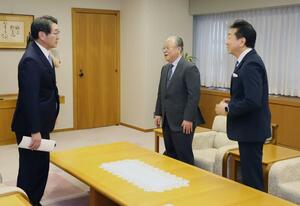 中原八一・新潟市長(左)に解散方針を伝えた新潟地下開発の佐藤健之(右)、本間龍夫両代表取締役=5月9日、新潟市中央区の新潟市役所