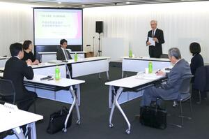 不登校の児童生徒への支援を話し合った総合教育会議=アオーレ長岡