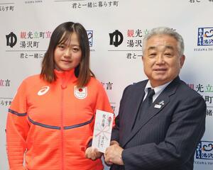 ミラノ・コルティナ冬季五輪の報告をする吉田蓮生選手＝湯沢町役場