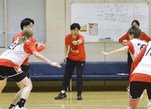 バスケットボール女子日本代表候補の強化合宿で指導する大神監督=東京都内