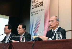「日韓フォーラム」終了後に記者会見する日本側議長代行の長嶺安政元駐韓大使(右)ら=20日、ソウル(共同)