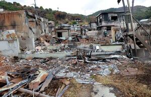 報道陣に公開された火災現場=25日午前、大分市佐賀関