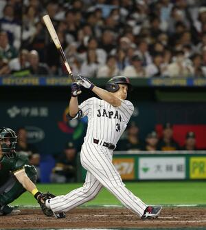 7回日本2死一塁、吉田が右越えに2ランを放つ=東京ドーム