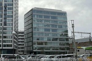ＪＲ新潟駅南のビルに移転した新潟コンピュータ専門学校＝４月１７日、新潟市中央区花園１