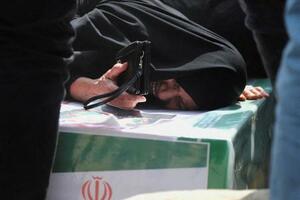 　イラン南部ミナブで、小学校への攻撃による犠牲者の葬儀で悲しむ女性＝３日（ＷＡＮＡ提供、ロイター＝共同）