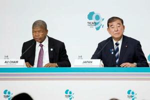 第9回「アフリカ開発会議(TICAD)」で共同議長を務めた石破首相(右)と、共同記者会見するアンゴラのロウレンソ大統領=22日午前、横浜市