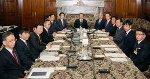 　国会内で開かれた衆院の各会派の協議会＝１２日午後