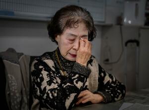 　帰国後のＤＮＡ鑑定で親子でないと判明、悲嘆に暮れたことを思い出して涙ぐむ中国残留邦人１世の池田澄江＝東京都台東区