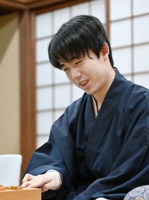 　将棋の第５１期棋王戦コナミグループ杯第５局で増田康宏八段を破って４連覇を果たし、笑顔で対局を振り返る藤井聡太棋王＝２９日午後、鳥取市