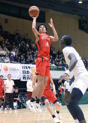 男子決勝リーグ　帝京長岡－開志国際　第２クオーター、開志国際のホーキンス然がシュートを決め４１－２６＝新潟市体育館（写真映像部・立川悠平）