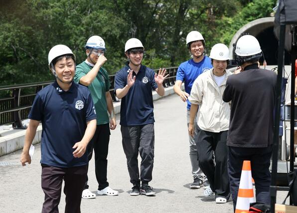 地上１００メートルの八十里越天空大橋（５号橋梁）からのバンジージャンプをやりきり、達成感をにじませる滝沢亮・三条市長（手前）ら挑戦者５人＝２７日、三条市塩野渕　