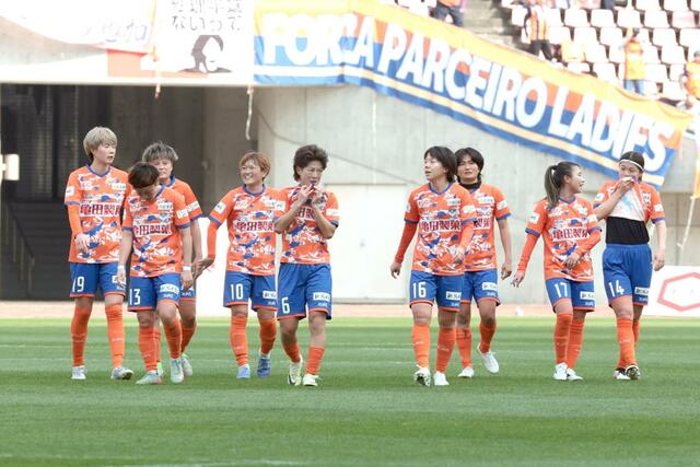 試合後、引き上げる新潟Ｌの選手ら＝ビッグスワン