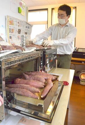独自に研究した焼き方で作られた焼き芋が並ぶ「ぼくのさつまいも」=新潟市西区