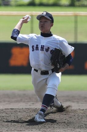 三条-県央工 1回途中から救援し、8回まで1失点と粘投した三条の笠原向陽=三条パール金属スタジアム