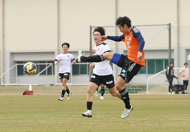 シュートを放つＭＦ笠井佳祐