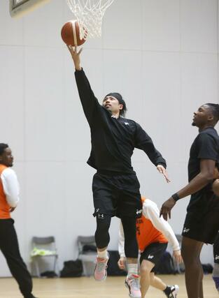 金沢戦に向けて練習するＢ３新潟。シュートする長谷川智伸＝長岡市