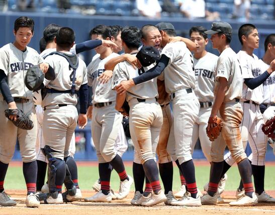 中越－新潟産大付　試合を終え、あいさつをする中越と新潟産大付属の選手＝エコスタ