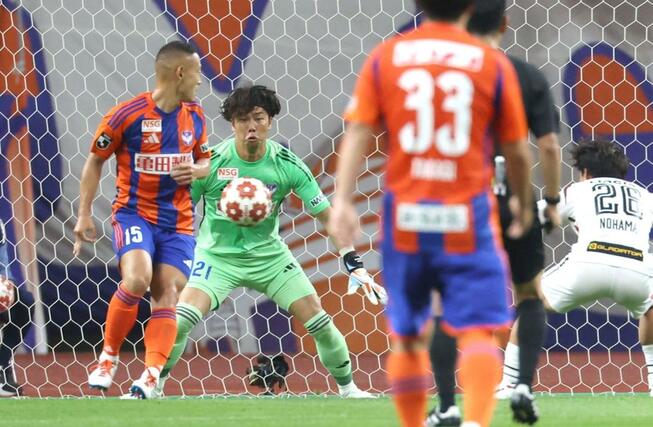 新潟-福山シティ 前半、ゴールを守る今季初先発のGK田代琉我=ビッグスワン