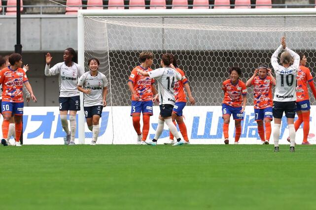 新潟L―INAC神戸 後半、4失点目を喫した新潟Lの選手ら=デンカビッグスワン