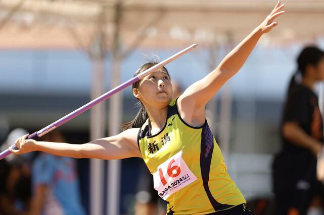 少年女子やり投げ決勝　記録４７ｍ２９で４位に入賞した万徳倖帆（開志国際高）＝１０月１１日、佐賀県佐賀市　ＳＡＧＡスタジアム