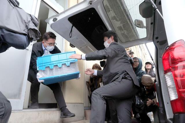 押収物を積み込む福島県警の捜査員＝８日午後５時すぎ、五泉市村松