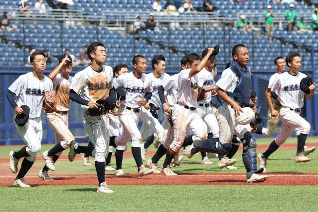 新潟産大付－新発田農　２年連続の８強を決めた新潟産大付の選手たち＝７月１９日、新潟市中央区長潟のハードオフ・エコスタジアム