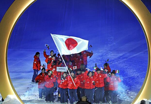 ミラノ・コルティナ冬季五輪の開会式で旗手の冨田せなを先頭に入場する日本選手団＝６日、イタリア・リビーニョ（代表撮影・共同）