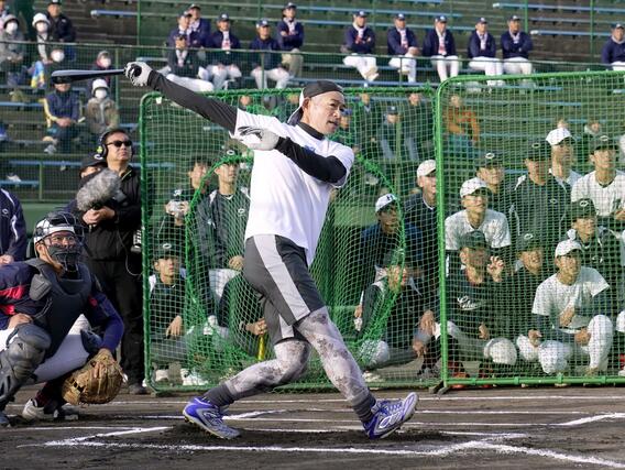 フリー打撃で快音を響かせるイチローさん=8日、長岡市