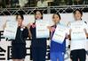 女子50メートル自由形決勝で優勝した歌代咲彩(柏崎二・左から2人目)=鹿児島市鴨池公園水泳プール