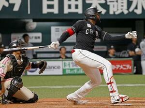 　９回ロッテ２死、ポランコが左中間に決勝ソロを放つ＝みずほペイペイドーム