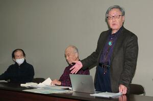 柏崎刈羽原発の技術的な課題を指摘した後藤政志さん(右)ら=26日、県庁