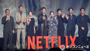 Netflixシリーズ『ガス人間』 配信記念イベントに登壇した（左から）ヨン・サンホプロデューサー、UTA、広瀬すず、小栗旬、蒼井優、林遣都、竹野内豊、片山慎三監督 （C）ORICON NewS inc.