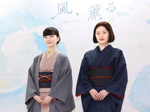 報道陣のインタビューに答える見上愛さん（左）と上坂樹里さん＝１１日、上越市