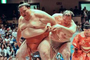 御嶽海(左)と最後の一番を取った元小結北勝富士の大山親方=30日、両国国技館