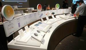 開設した交流拠点内にある、日本ガイシの技術を説明した展示=14日午前、名古屋市