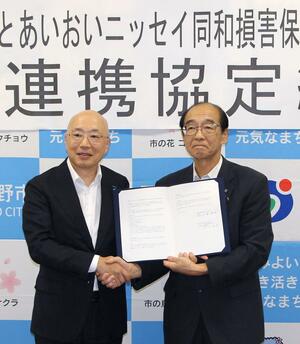 協定を交わした阿賀野市の加藤博幸市長(右)とあいおいニッセイ同和損害保険の村山昌彦執行役員=阿賀野市役所