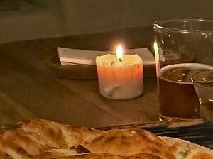 　飲食店の卓上に置かれたろうそく＝２０２５年１２月、ウクライナの首都キーウ（共同）