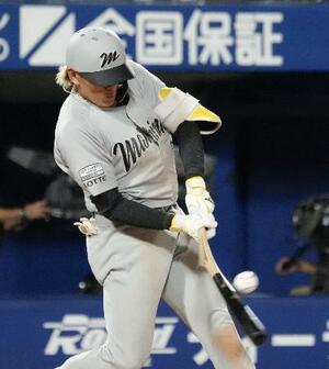 8回ロッテ1死、山本がバットを折りながらも、左前にこの試合4安打目を放つ=横浜