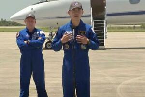 記者会見する油井亀美也飛行士(右)=26日、米フロリダ州のケネディ宇宙センター(NASA提供・共同)
