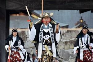 「赤穂義士祭」で大石内蔵助役を務めた俳優の内藤剛志さん(中央)=14日午後、兵庫県赤穂市