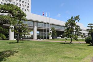 県庁の正面前庭。イベントスペースとしての整備、開放に向けて社会実験を行う=23日、新潟市中央区