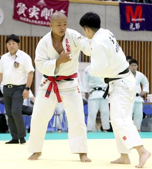 男子団体決勝 組み手争いをする開志国際の木村昌剛(中央)=上越市謙信公武道館