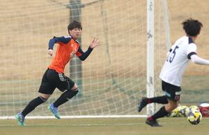練習試合で、ボールを追うMF大竹優心